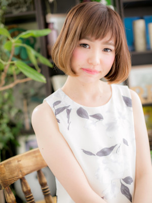 イヤリングカラー前下がり切りっぱなしボブ　ニュアンスカラー