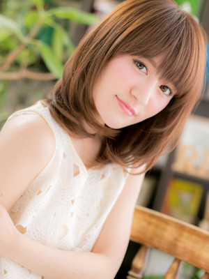 抜け感ラベージュ斜めバング小顔ロングボブ　フレンチカジュアル