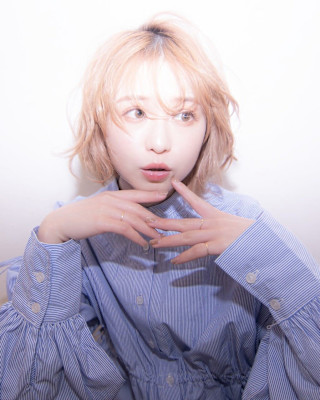 顔周りで小顔に見せるセミディ