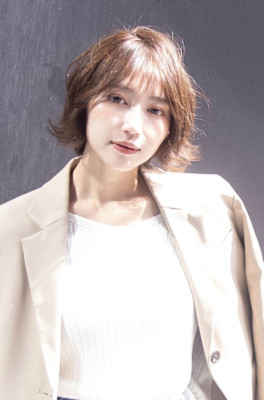 ミディアムヘア　アッシュカラーデザインカラーハッシュカット 