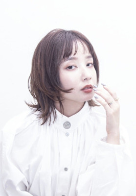 ミディアムヘアグレーベージュウルフ前髪パーマハッシュカット 