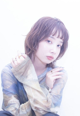 ミディアムヘア　グレーベージュ　ウルフ　ハッシュカット