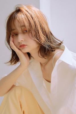 デザインカラー　シルキーベージュ　外ハネ　ハッシュカット