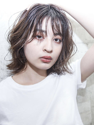 ミディアムヘア　アッシュカラーデザインカラーハッシュカット 