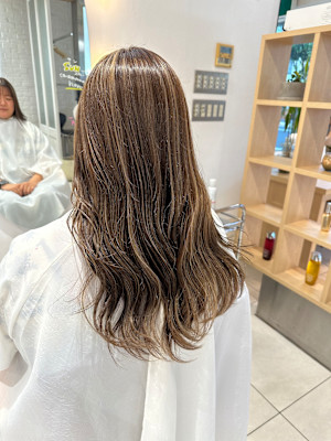 細めの筋感ハイライトカラー