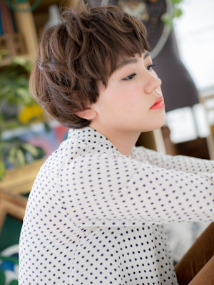 インナーカラーくせ毛風小顔束感ショート　フレンチカジュアル