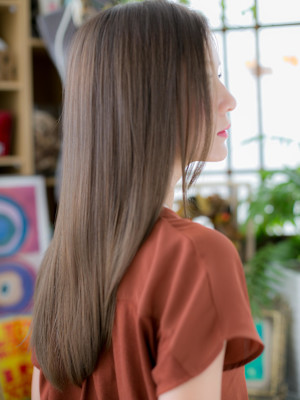 大人可愛い透け感ツヤ髪小顔アッシュベージュ　レイヤーロング