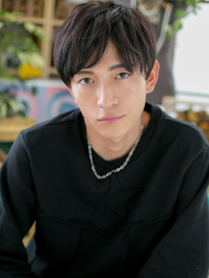 黒髪サイドグラデーション無造作ショート　ネイビーブラック