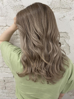 ホワイトミルクティー、ミルクティーベージュ【池袋・池袋東口】