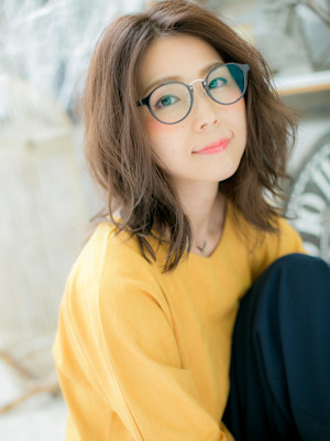 大人かわいい小顔センターパート波巻きミディ　ニュアンスカラー