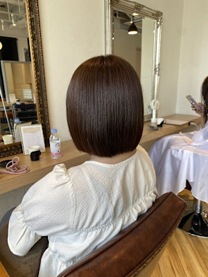 カラー剤でマックス明るめピンクブラウン：ぱっつんボブ