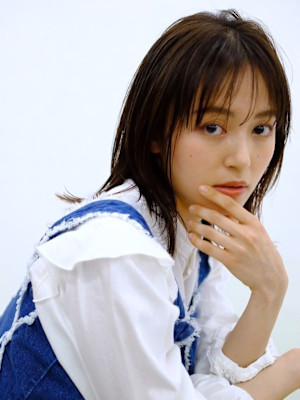 ミディアムレイヤー　ナチュラルスタイル　グレージュカラー