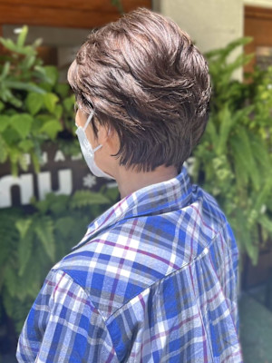 30代40代　大人ショート　オリーブカラー　レイヤーカット