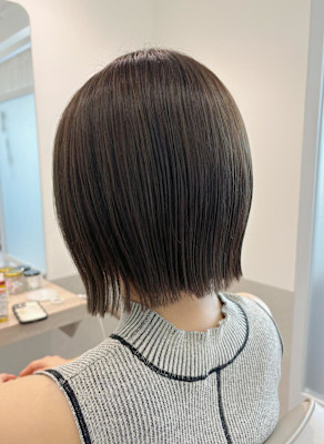 オリーブグレージュ×ぱつボブ