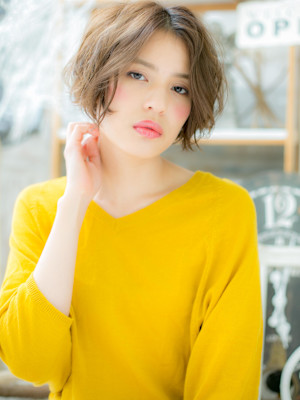 アンニュイ顔…前下がりくせ毛風エアリーボブ　アースカラー