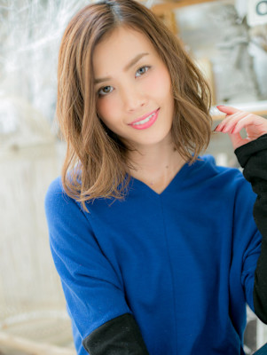 抜け感アシンメトリーくせ毛風波巻きウェーブ　ニュアンスカラー