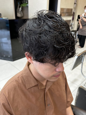 センターパートニュアンスパーマワンカールパーマツーブロック