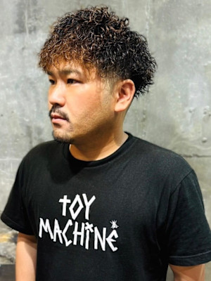 30代40代　ツイストスパイラルパーマ　ブラウン　ツーブロ