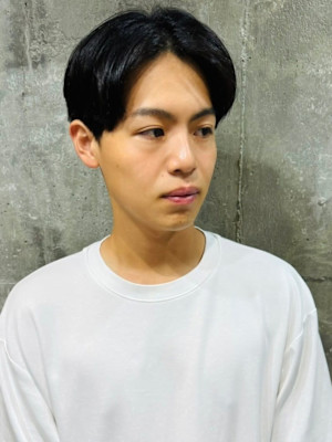 センターパート　黒髪　メンズショート　ツーブロック　短髪