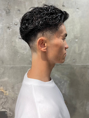 黒髪　スキンフェード　スパイラルパーマ　オールバック　束感