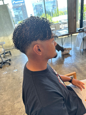 センターパート×スキンフェード