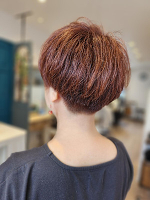 オレンジ×刈り上げマッシュショート