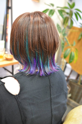 ボブレイヤースタイルにカラフルインナーカラー