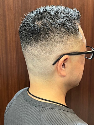 ミドルスキンフェードアップバングベリーショート