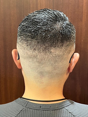 ミドルスキンフェードアップバングベリーショート