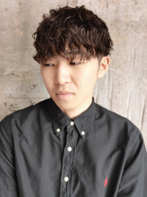 ツイストスパイラルパーマ　ツーブロック　マッシュ　黒髪　束感