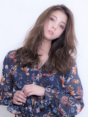 ことりベージュ　小顔　グラデーションカラー　ロングウェーブ