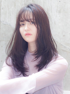 おしゃれ女子　ウルフヘアー　　ゆるふわ　前髪