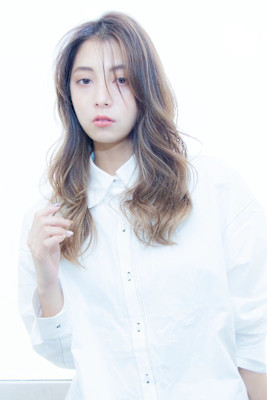 レイヤーカット　韓国風　ウェットヘア　オリーブベージュ