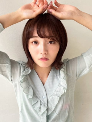 肩上くびれ外はねボブ