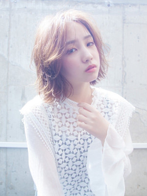 アッシュブラウン　小顔　外ハネボブ