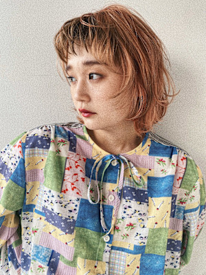 ショートバングのミディアムウルフ