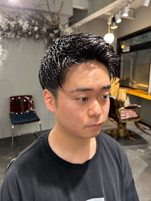 素顔の魅力を引き立たせるアップバングスタイル