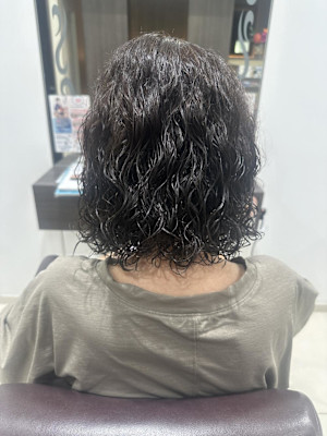 ボリュームを抑えた縦おちパーマ