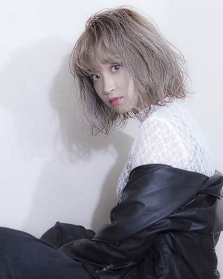 ホワイトベージュ　ウェットヘア　レイヤーカット