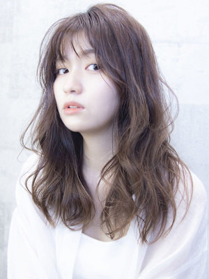 レイヤーカット　オリーブベージュ　ウェットヘア　セミディ