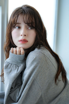 美髪レイヤーカットデザインカラーオリーブベージュウェットヘア