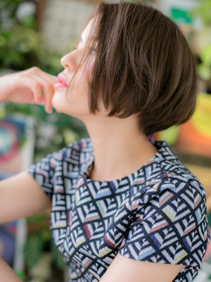 前下がりボブ小顔くせ毛風大人センターパート　グレージュカラー