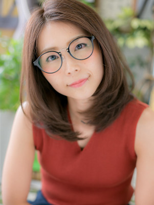 センターパートヘルシースタイル小顔セミディ　グレーベージュ