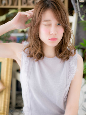 インナーカラーくせ毛風透け感エアリーミディ　斜めバング