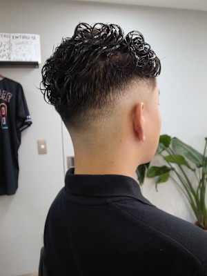 テーパーフェードカット/ニュアンスパーマ/バーバースタイル