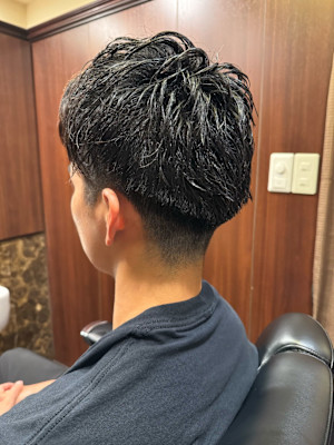 刈り上げアップバングショート