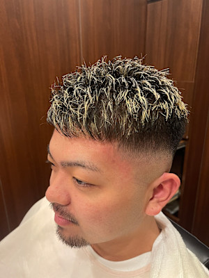 スキンフェードホワイトメッシュカラー