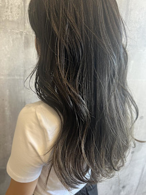 巻き髪とストレートで楽しむハイライト