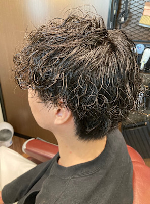 大人男子の波巻きパーマスタイル