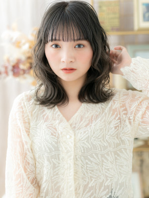 大人かわいい暗髪ミディアムレイヤーウルフ　アッシュブラック